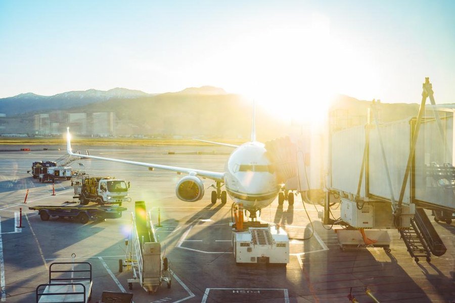 Avião no pátio de um aeroporto
