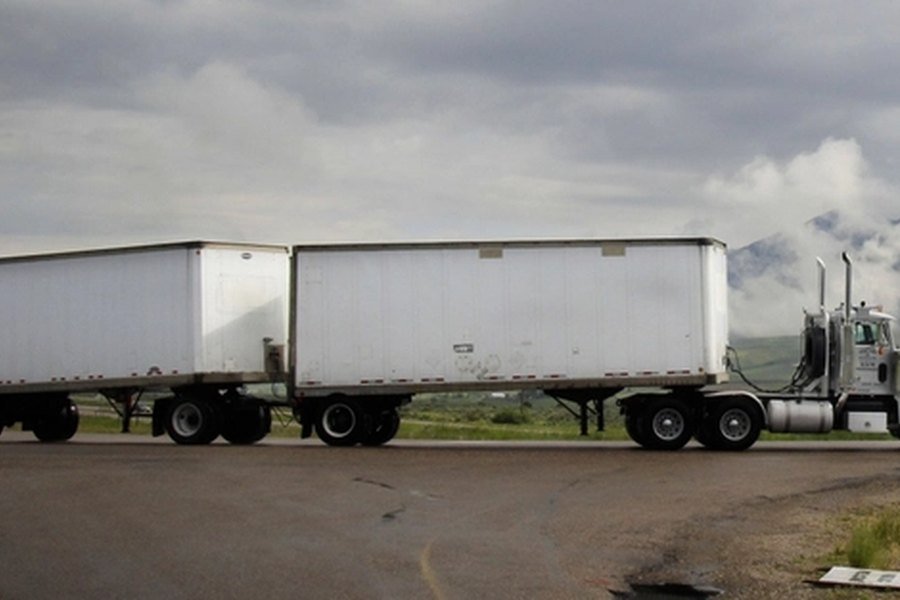 Caminhão de carga em rodovia