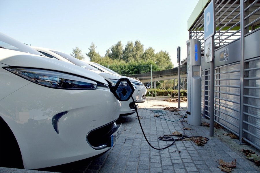 Carro elétrico sendo recarregado