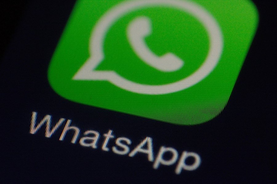 O projeto distribui material pronto por grupos de WhatsApp e pontua quem publica. É esse regulamento que o ministro quer ver.