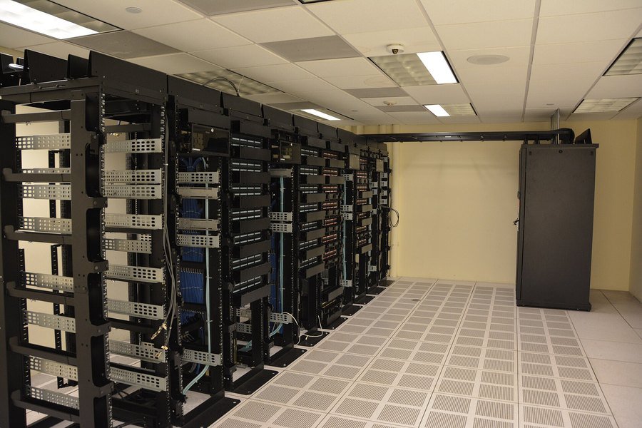 Corredor de servidores em data center. O calor gerado pelos equipamentos é o que puxa o consumo de água.