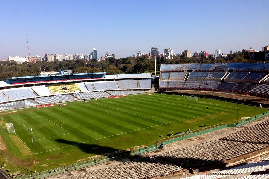 Estádio de futebol visto da arquibancada