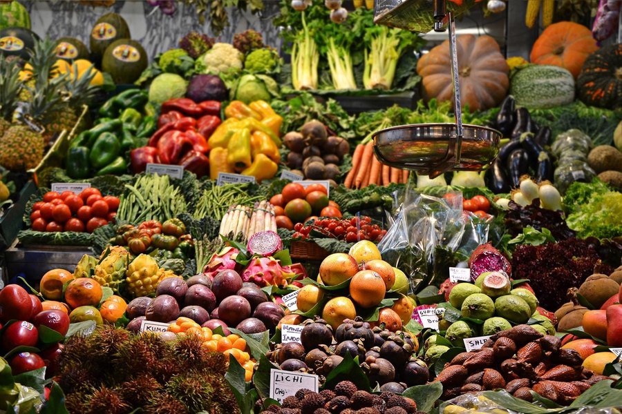 Barraca de legumes e verduras em feira