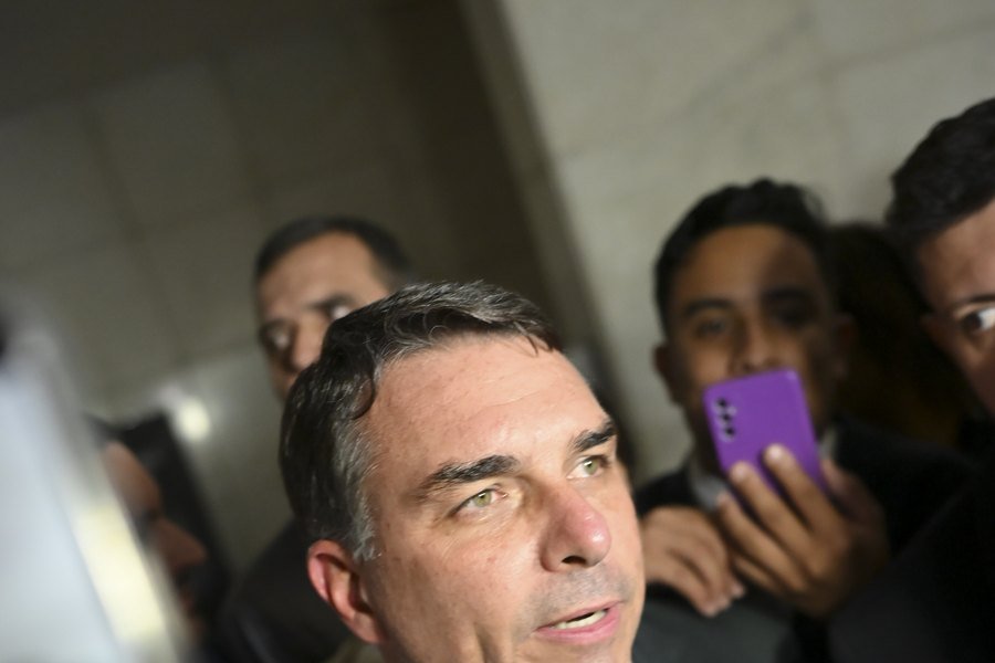 O senador Flávio Bolsonaro em entrevista