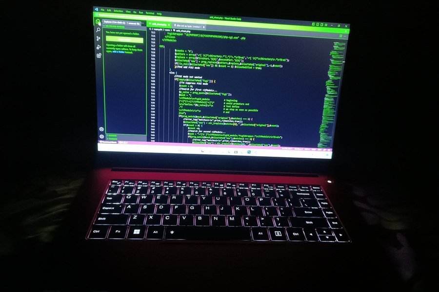 Notebook com teclado iluminado em ambiente escuro