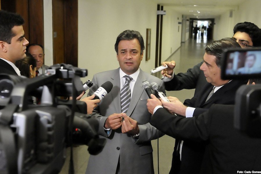 O artigo 5º, inciso XIV, da Constituição assegura o sigilo da fonte. Ele protege não o jornalista, mas quem fala com ele.