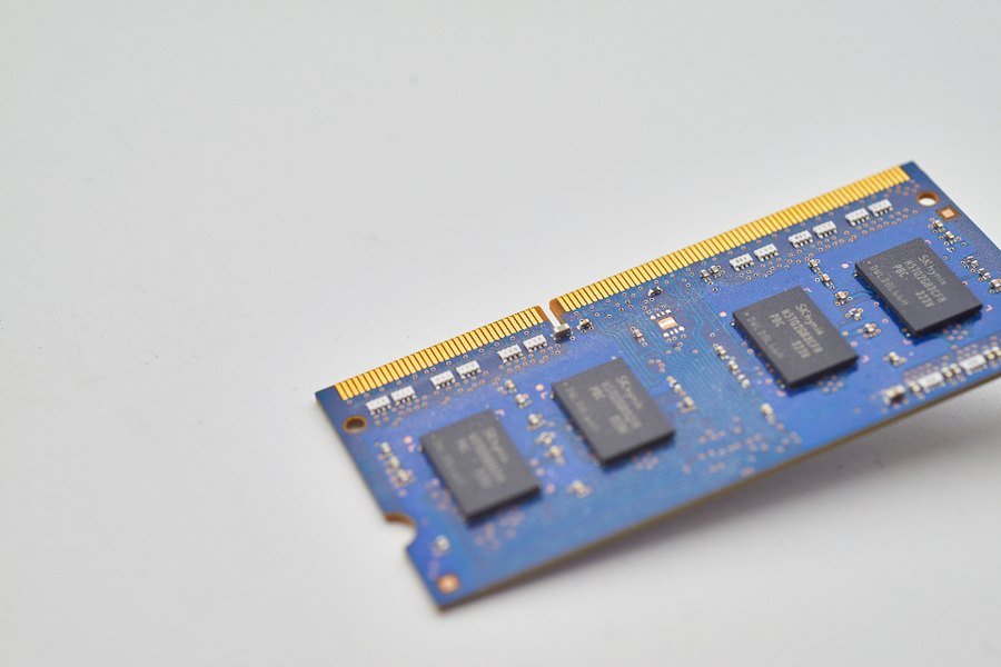 Os data centers de inteligência artificial absorveram boa parte da produção mundial de chips de memória, e a conta chegou ao consumidor.