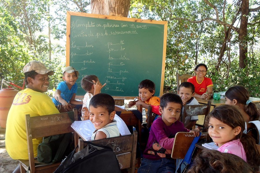 Sala de aula com crianças e professora