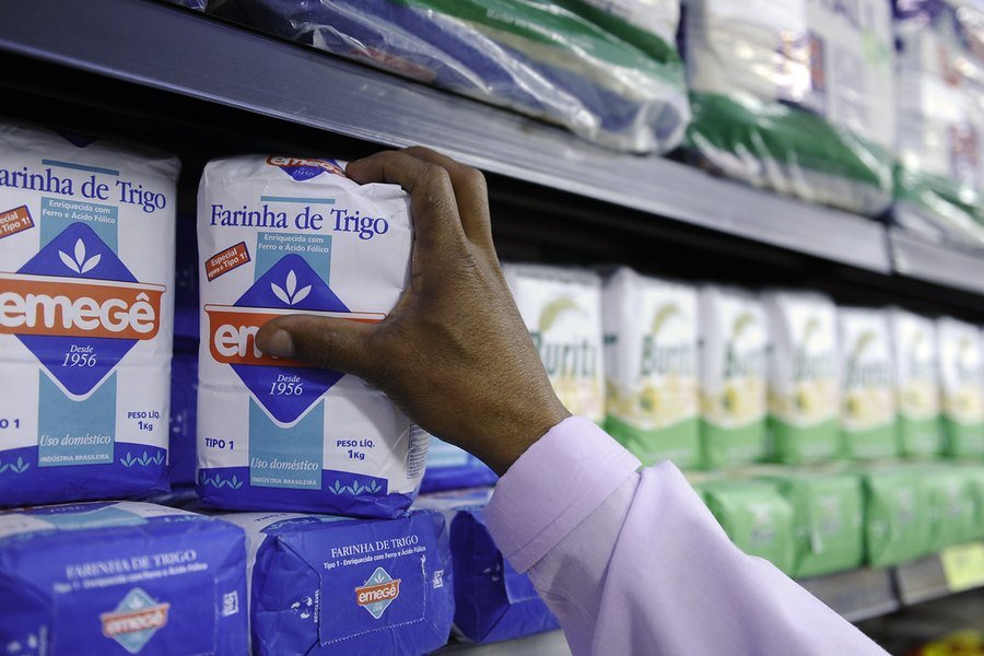 A cesta básica paulistana custava R$ 965,47 em junho e consome 64,39% do salário mínimo líquido — a queda de julho equivale a cerca de R$ 6,70.