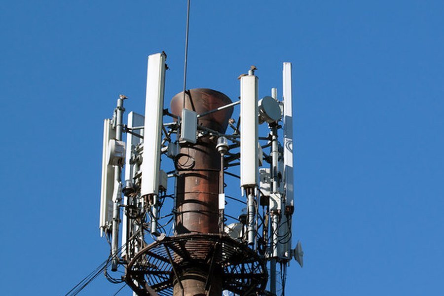 Torre de telefonia celular com antenas